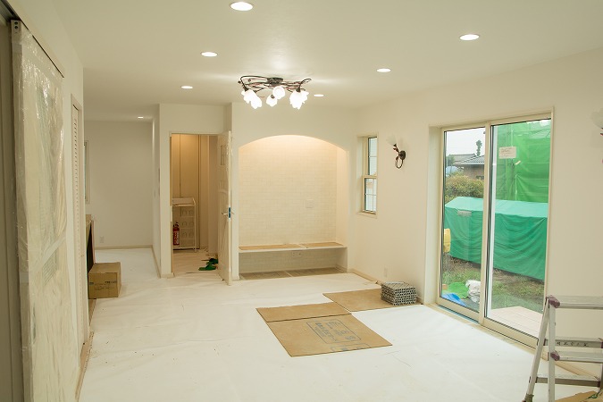 白っぽい部屋の内装