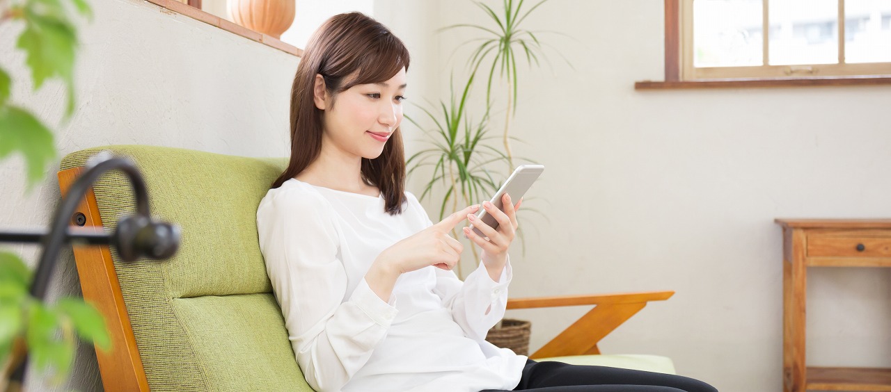女性がスマホ操作中