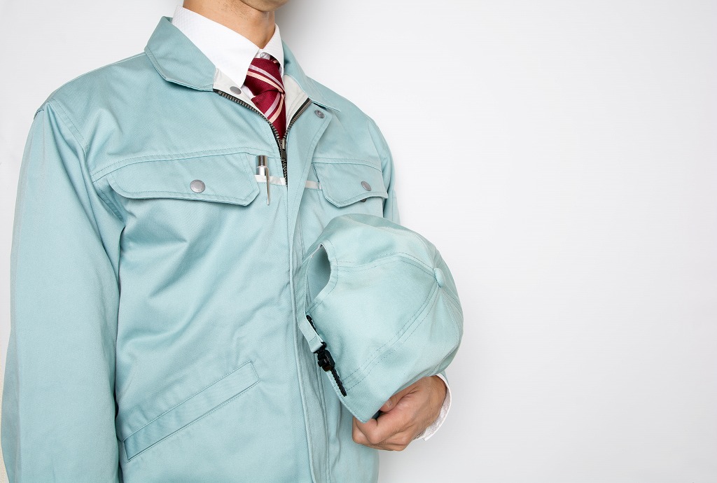 帽子を持つ作業員