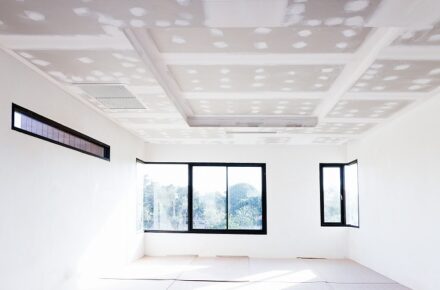 ボード工事中の室内