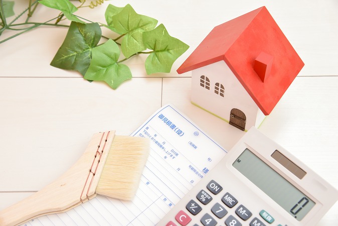 赤い屋根の家と電卓