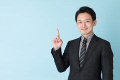 指立てる男性