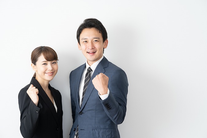 グッドポーズをする男女