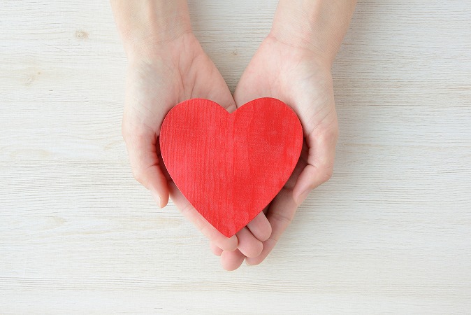 手でハートを包む