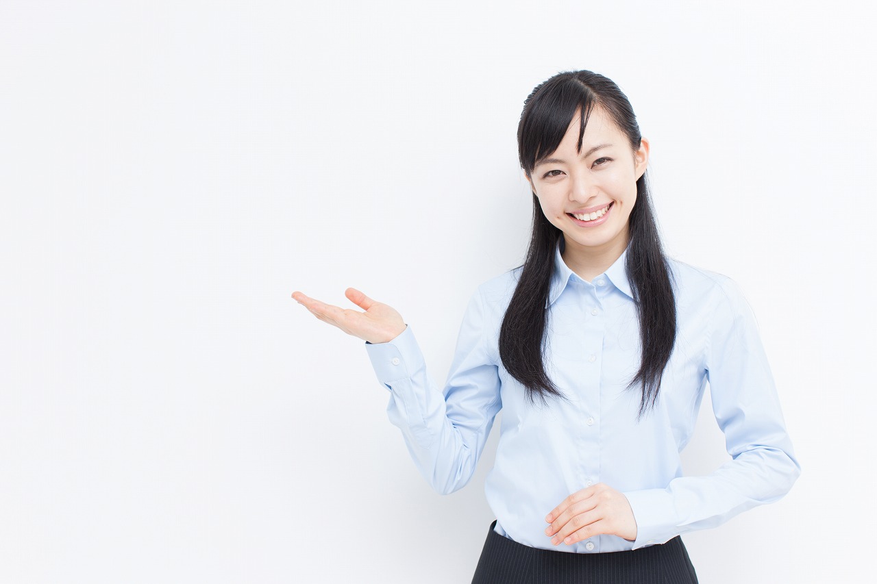 案内する長い髪の女性