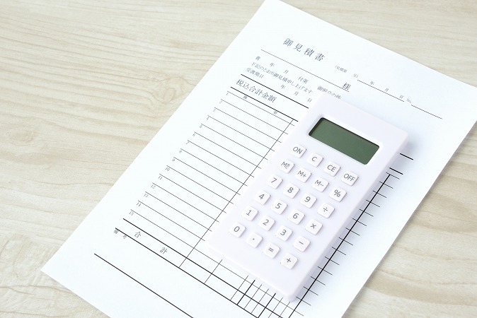 白色電卓と見積書